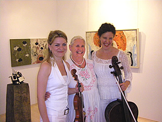 Clauda Kugi, Violine mit Erika Holzapfel und Susanne M�ller, Violoncello freuen sich nach einem gelungen Konzert