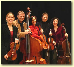 Strings on Fire: Daniela Galler, Violine; Martin Hinterholzer, Bass; Romana Rauscher, Viola; Michael Kaupp, Violine und Klavier; Susanne M&uuml;ller, Cello.